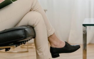 A keresztbe tett lábakkal való ülés nem okoz visszérbetegséget